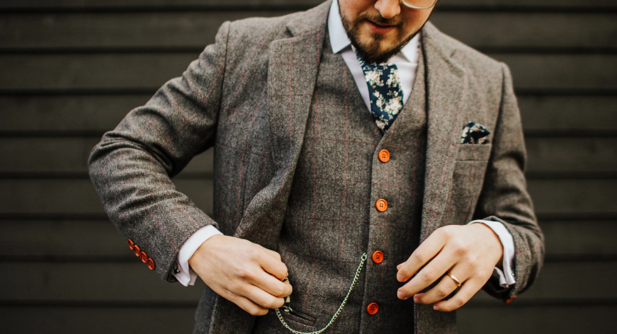 Avoid-wearing-flashy-clothes.