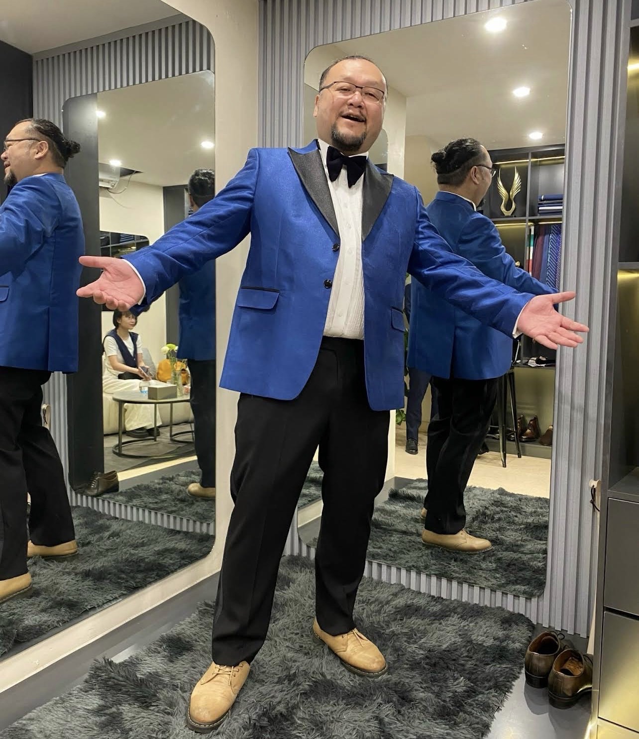 A navy blue tuxedo with black peak lapels, tailored by Unlim Tailor.